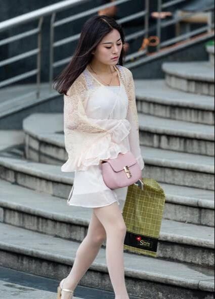 白色t恤|美女紧身牛仔裤搭配白色T恤,阳光下十分耀眼,像一个小太阳耀眼