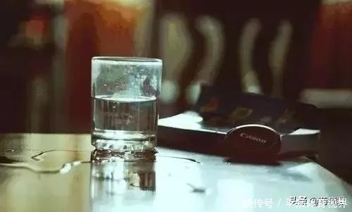 早晨空腹喝水很养生?专家提醒:3点不注意,喝了也是白喝!
