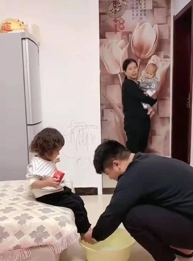 女儿|爸爸“强迫”女儿给自己洗脚,奶奶突然出现,爸爸的表现笑翻网友