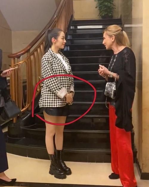 怀孕|吉娜怀孕后首次露面！肚子大了很多，腰也胖了一圈