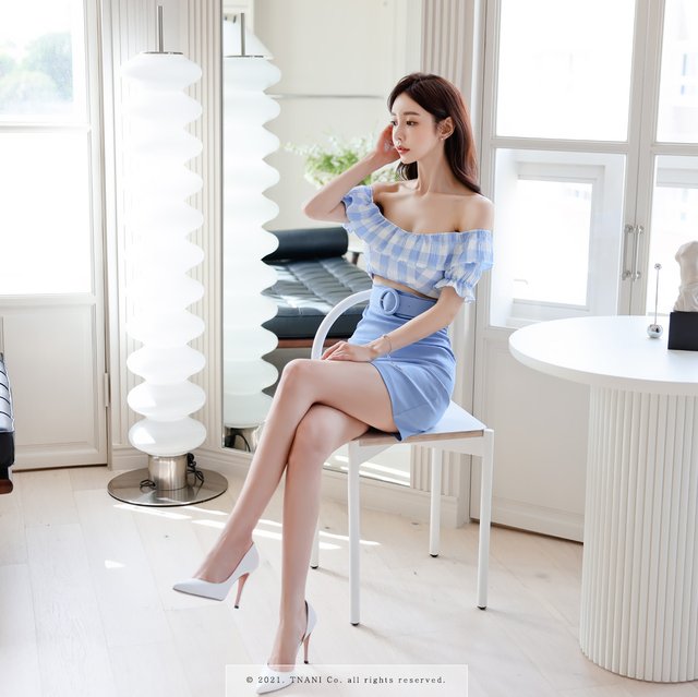 女神|女神孙允珠2021年6月最新高清时尚搭配:蓝霞雾抹胸络纹包臀裙