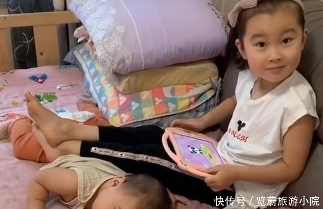 孩子|弟弟想和姐姐一起玩,坐在房门口等姐姐醒,这姐弟俩相处得太好了