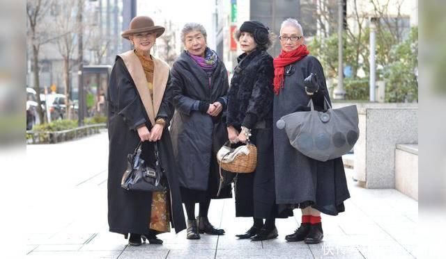 50至60岁的大妈，选择宽松冷淡色系的搭配，更加彰显优雅大方气质