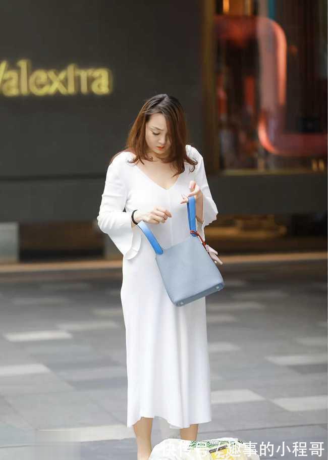 纯白色|纯白色的连衣裙,搭配微卷的秀发,充满着成熟女性的魅力