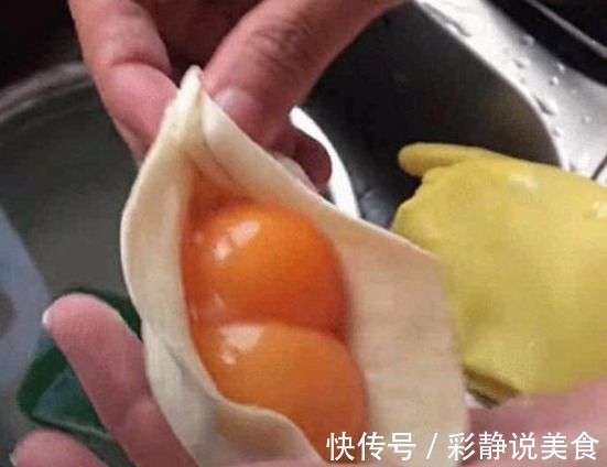 网上很流行的“蛋黄包”，老婆尝试蒸了一锅，切开后“懵”了