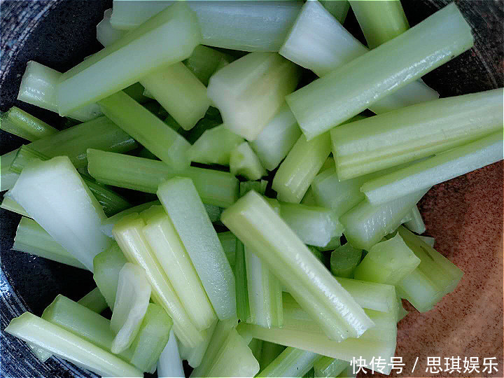 秋天，芹菜别再炒着吃了！试试新做法，清淡爽口解油腻，做法简单