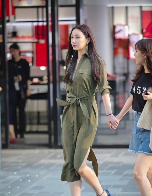 小姐姐一身军绿色的长裙,感觉清新时尚的同时又带着满满的冷艳风