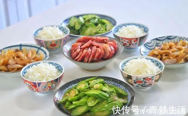 我家从去年起实行不完全分餐制,所以,我家午餐长这个样子