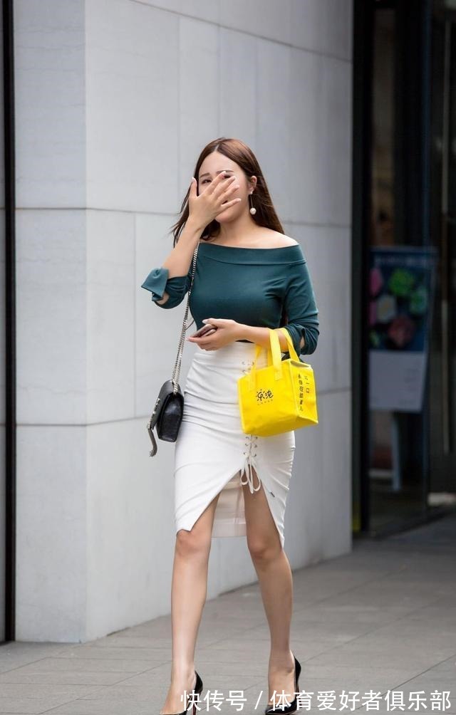 搭配 瑜伽裤也太时髦了吧,配个拖鞋就能凹出大牌感,难怪超模都爱穿!