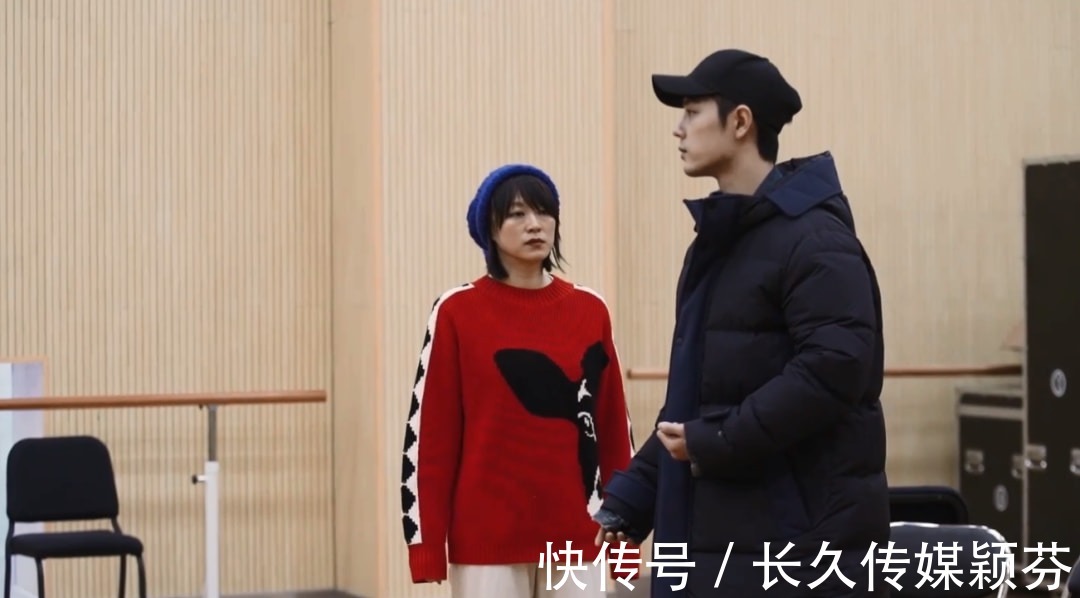 肖战|肖战话剧纪录片曝光，无实物表演吃东西被辣到，素颜出镜无包袱