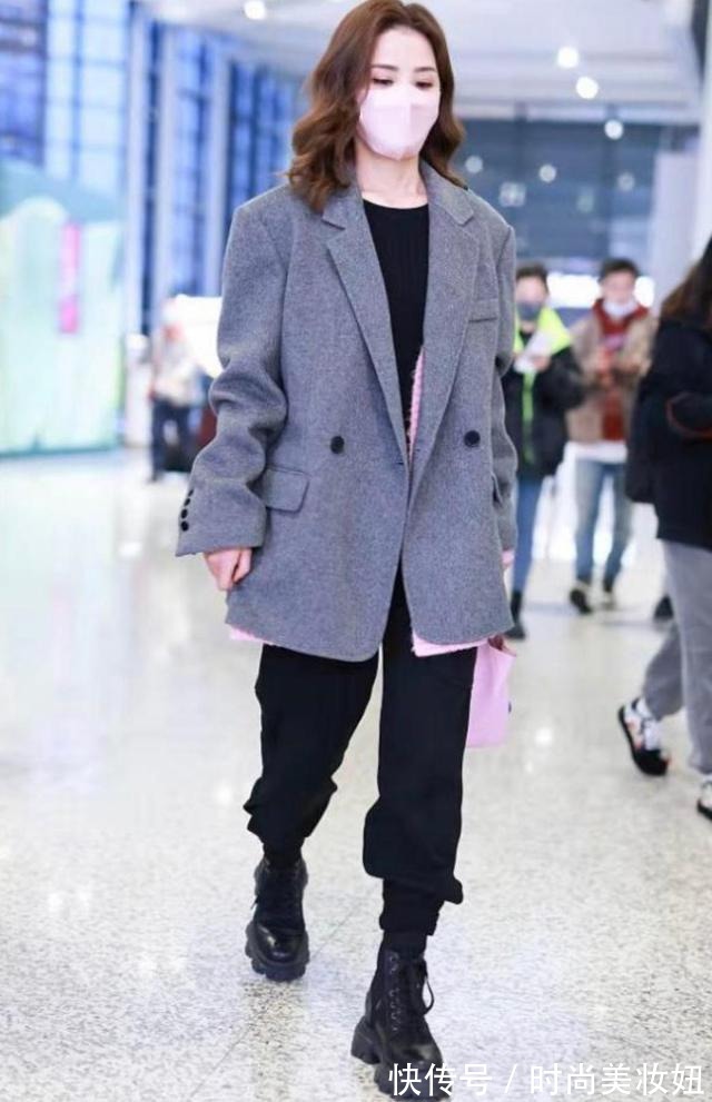 高级感|阿Sa真懂“高级感”穿搭,同色系叠穿简约大气,越简单越显气质