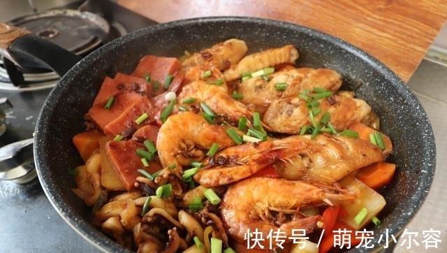 天热不想做饭，媳妇将蔬菜和肉一锅焖，端上桌全家人吃嗨了