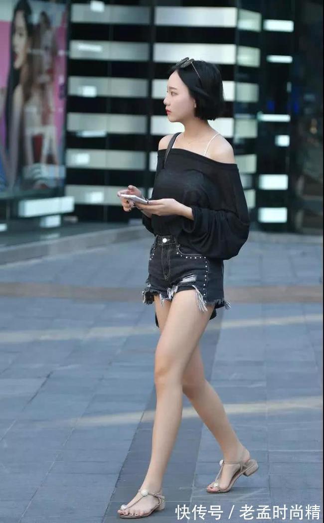 穿搭 气质短发小姐姐一字漏肩装大秀锁骨,流苏牛仔短裤美的冒泡