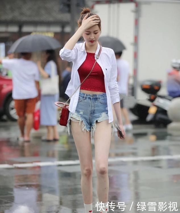 小姐姐|灰色紧身吊带突出锁骨,黑色紧身短裤突出长腿,是心动的感觉