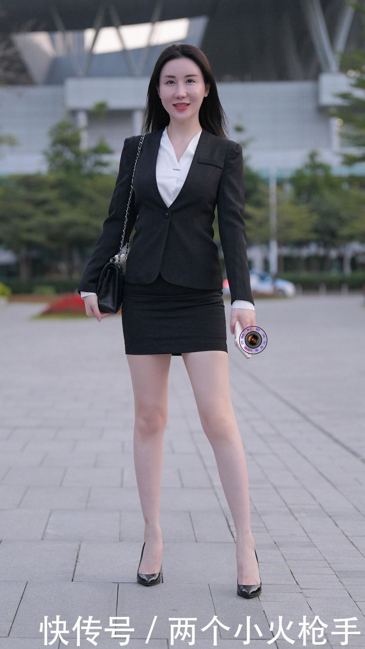 凸显出|黑白配色的职业装,搭配一件尖头细高跟,凸显出知性优雅的气质