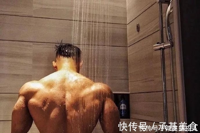 湿身照|92年肌肉猛男因淋浴湿身照走红,这个肌肉什么水平