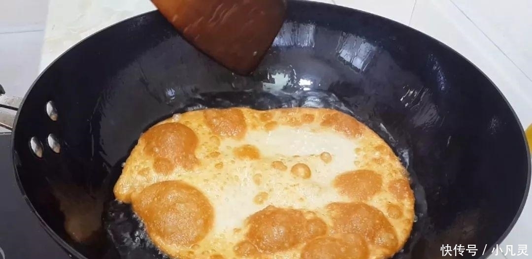 面粉|面粉这样做才最好吃,不用发面,出锅后个个鼓大泡,比油条都好吃