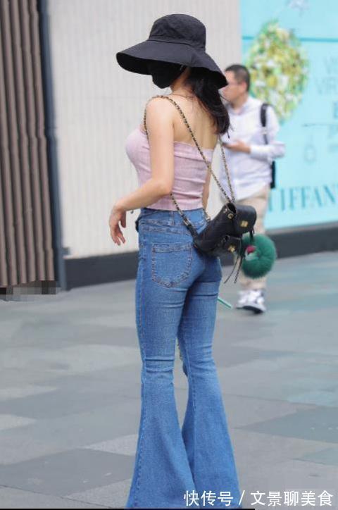 小姐姐|街拍这个穿搭,再搭配一顶帽子,满满的个性显现出来