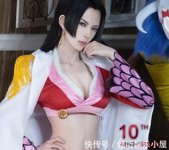 女帝|海贼王:百万博主男扮女装,cos女帝比原版都要性感,差点心动了!