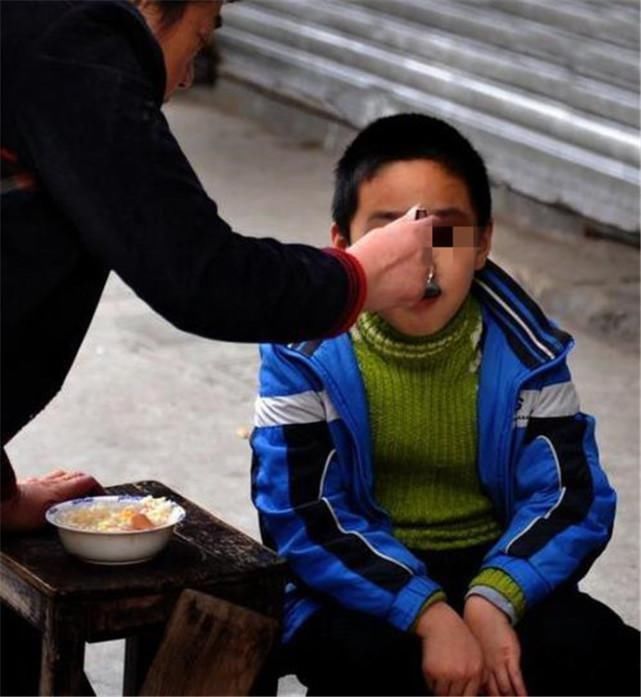 母子俩|母子俩点3碗面,刚出门,老板叹气这妈妈以后连养老院都没得住