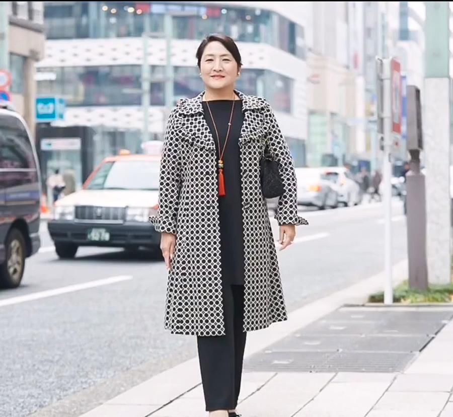 女人过了60岁，别总穿一身黑！瞧日本主妇这样搭，时髦又优雅