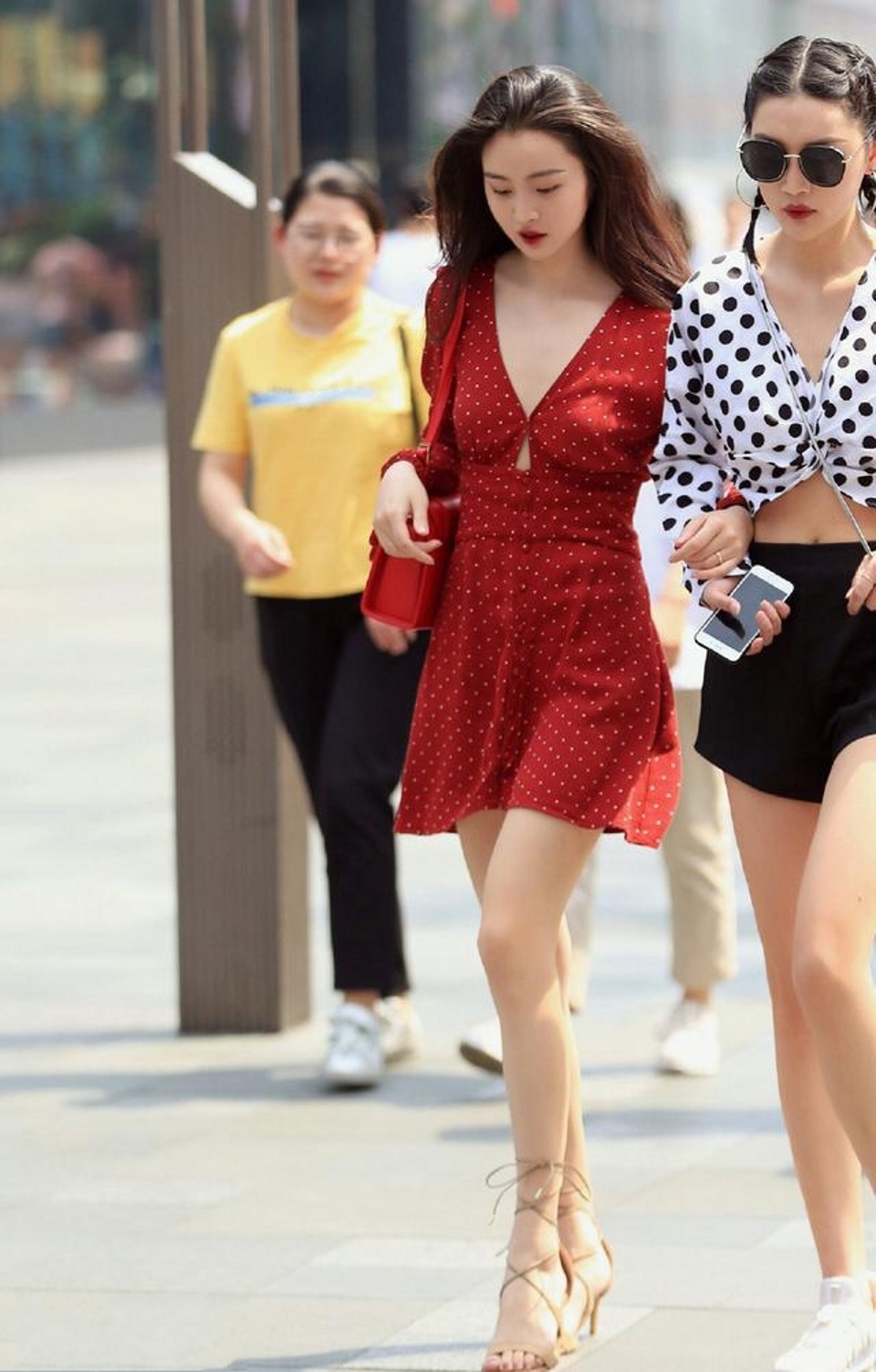 路人街拍,时尚的瑜伽裤搭配,可以让身材更加有型