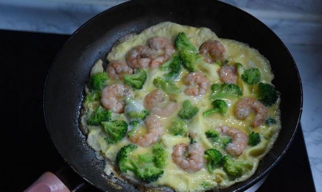 营养|西兰花和虾还可以这样做,煎一煎,味道鲜香,既当菜又当饭,香!