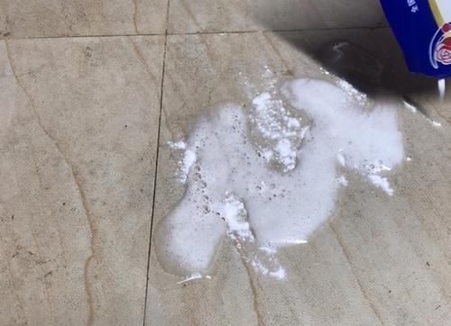 地面瓷砖变脏影响美观？牢记5种清洁方法，让瓷砖整洁如初