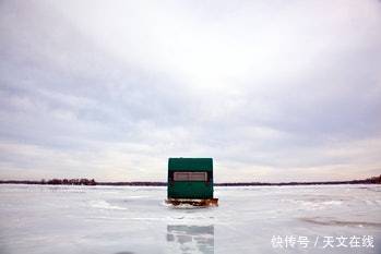 奇怪!水竟是两种液体?地球的生命之源比你想象的更神秘