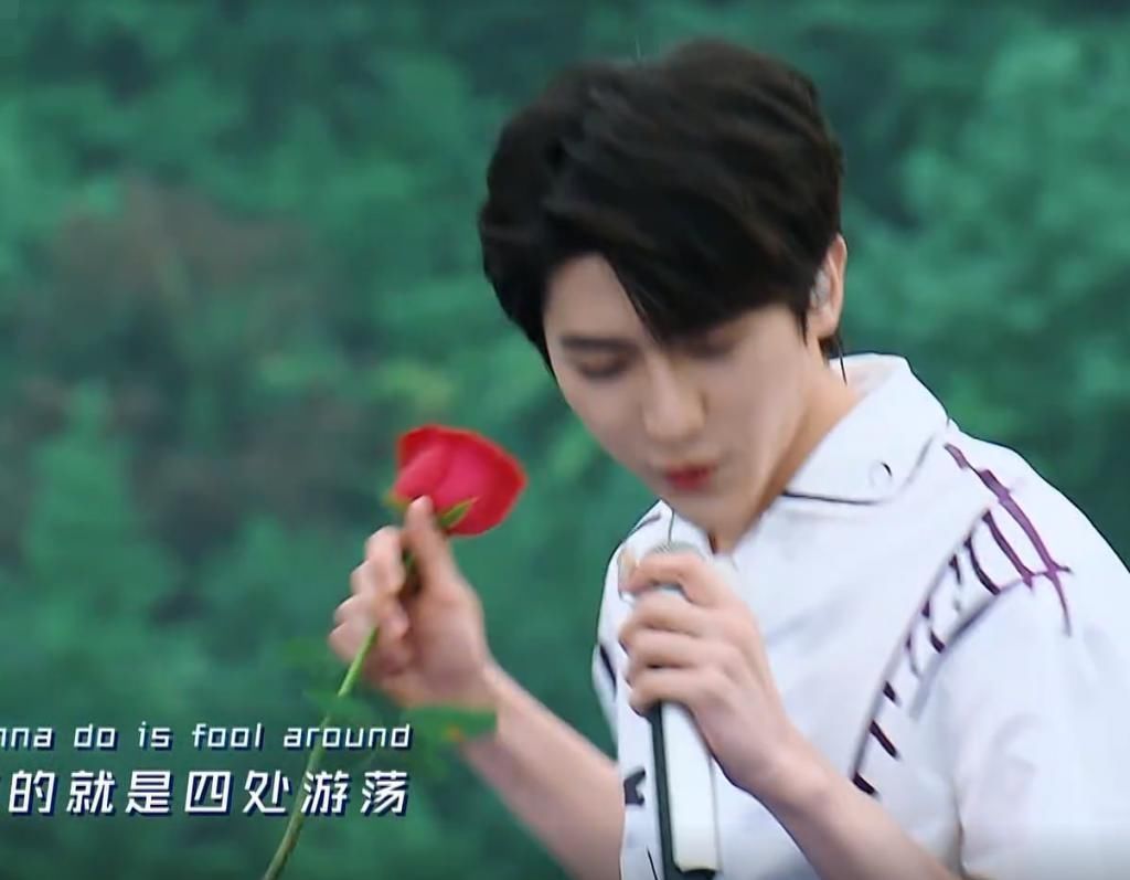 蔡徐坤略過baby,把玫瑰花給沙溢以為沒事,誰知baby手部舉動真實了