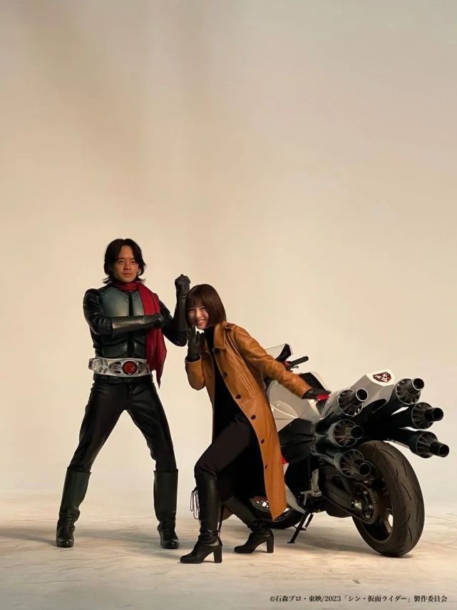 浜辺美波|新?假面骑士男女主角剧照公开,真理之剑动作戏写真集揭示惊人秘密