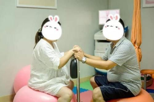 产房|宝妈凌晨生二胎,5岁女儿独自在产房外守候,护士询问后潸然泪下