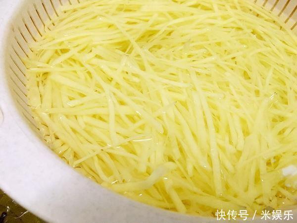 炒土豆丝时，万万别直接焯水！多加“这一步”，土豆丝油亮入味