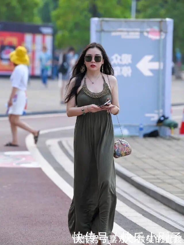 时髦美丽的连衣裙穿搭尽显青春姿态，穿出时尚风采，精致生动