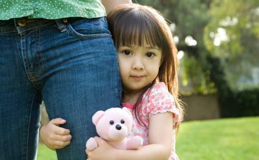 安全距离|6岁女孩非要和爸爸睡,一句话让妈妈哑口无言,性别教育刻不容缓