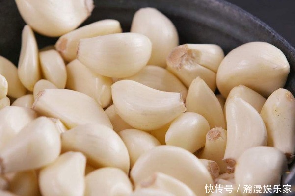 好处|睡觉前把大蒜放枕头底下,3天后会发生什么好处不请自来!