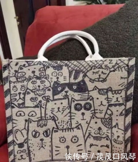 男娃给妈妈送“全球限量”包包,网友纷纷直呼:爱马仕丝巾都配不上啊!