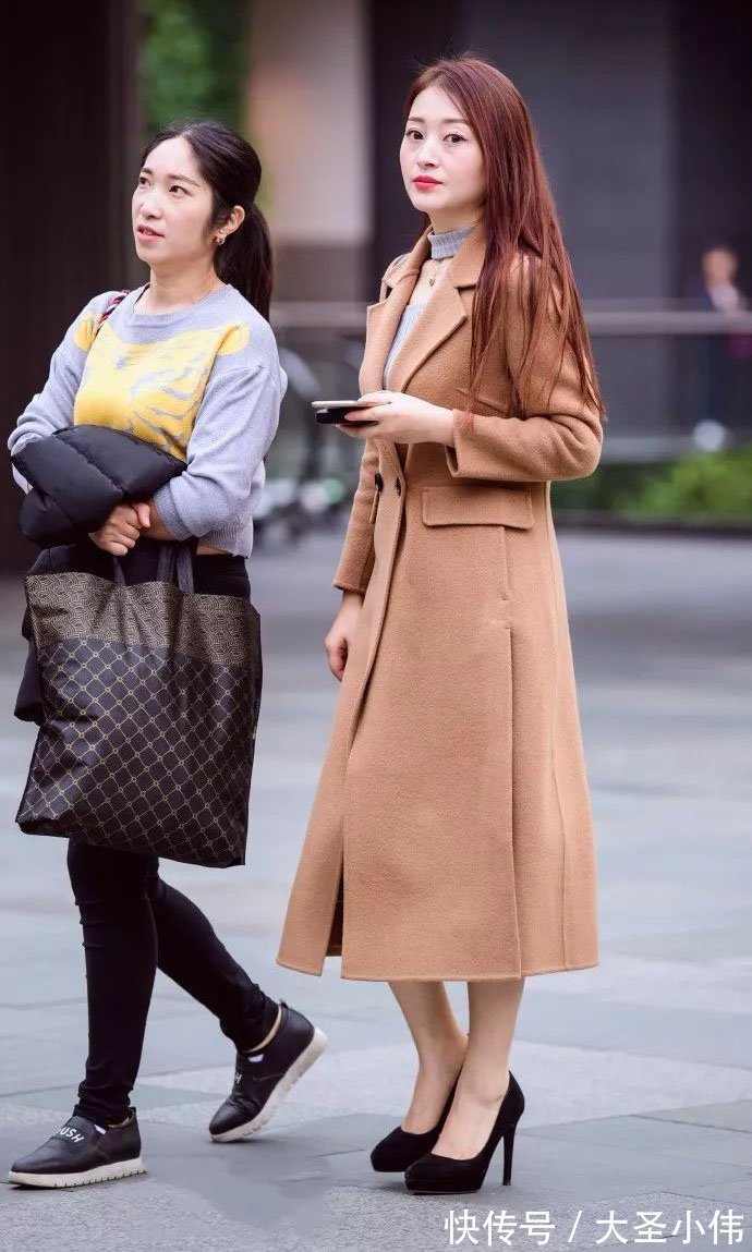 小妹妹|美女街拍:一位漂亮辣妈,不仅有强烈的时尚感,还有特别讨我喜欢的精致脸蛋