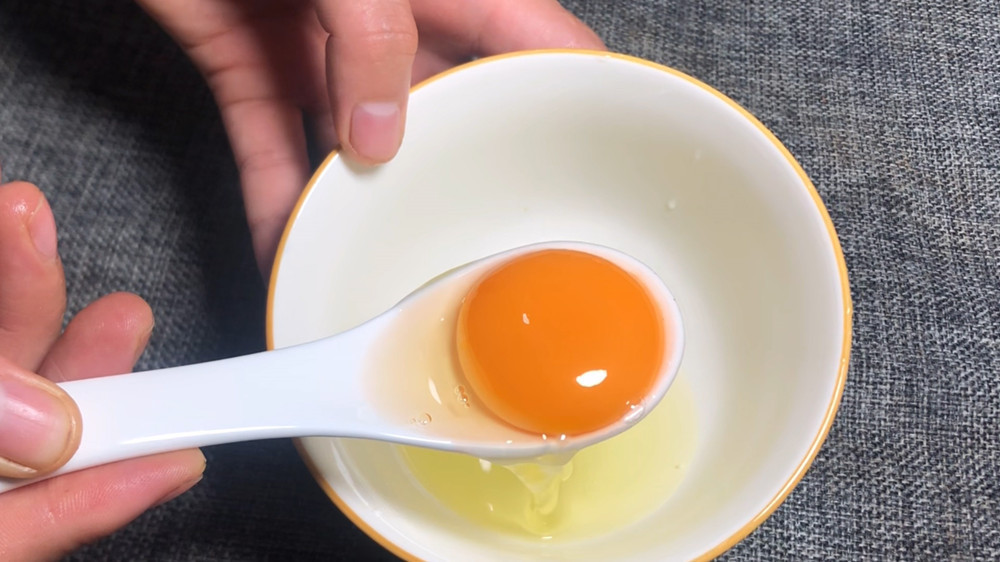 激素鸡蛋危害大,鸡厂大姐教你一招,一眼就能分辨出优质好鸡蛋