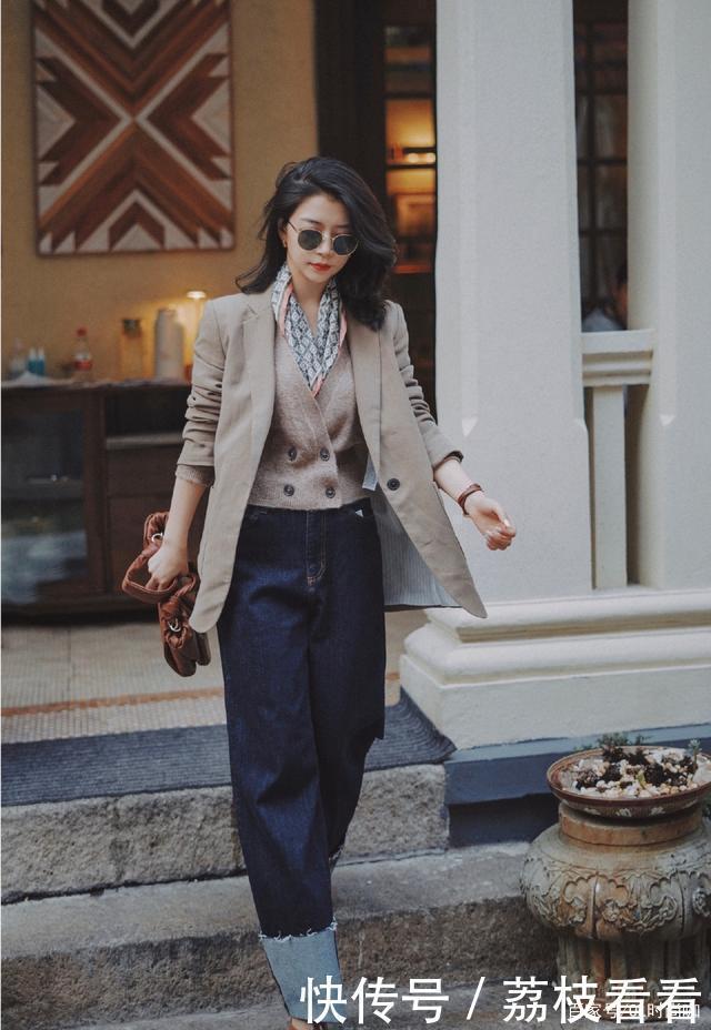 入秋该穿针织衫了,分享4组三木的经典搭配,照着穿想不时髦都难