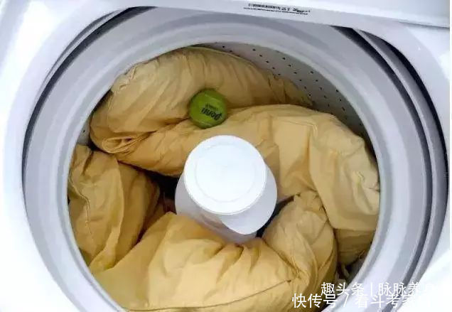枕头套用久了,发黄难清洁别急着扔教你一招,枕头洁白如新