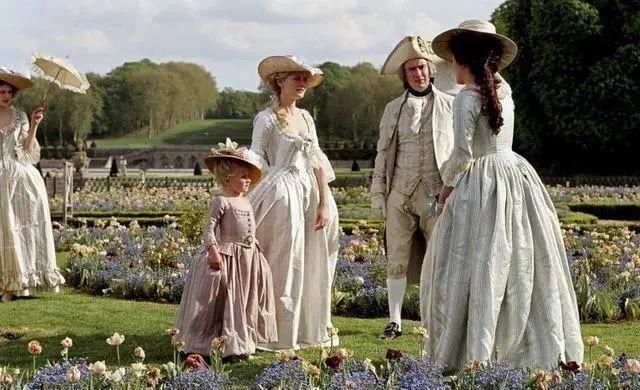 王后被送上断头台时,不慎踩了刽子手的脚,她下意识地说了句对不起