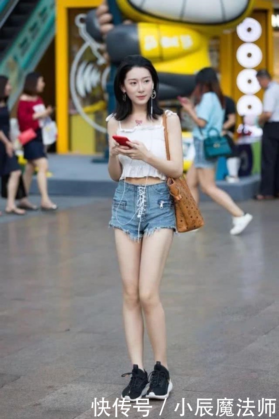 路人街拍，简洁的背心搭配蓝色牛仔热裤，清清爽爽