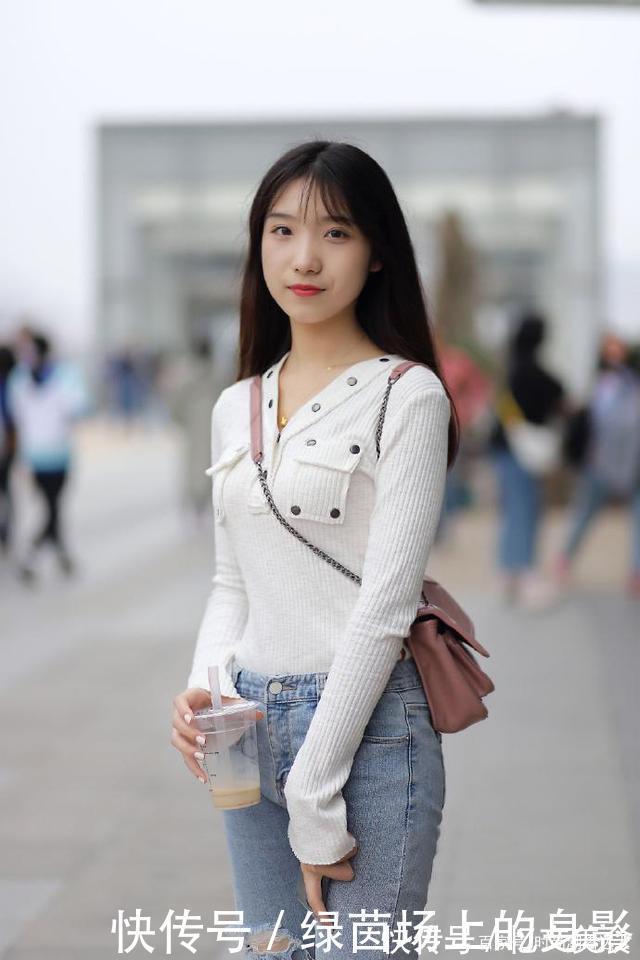 紧身裤|牛仔裤搭配长袖衫,休闲个性的风格,让你靓丽整个初秋