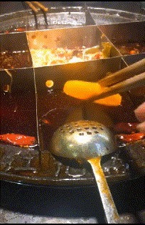 |搞笑GIF:妹纸的脸简直太魔性了,看的止不住笑