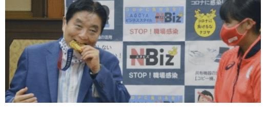选手|日本市长咬金牌引争议！旁边选手的表情亮了：能再换一个吗？
