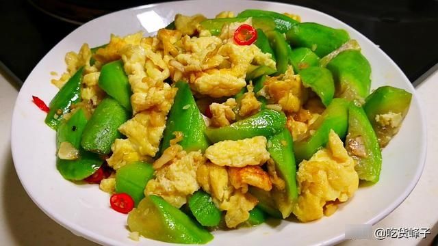 丝瓜炒鸡蛋|炒丝瓜时，最忌直接下锅炒，教你1招，丝瓜翠绿不发黑、还不出水