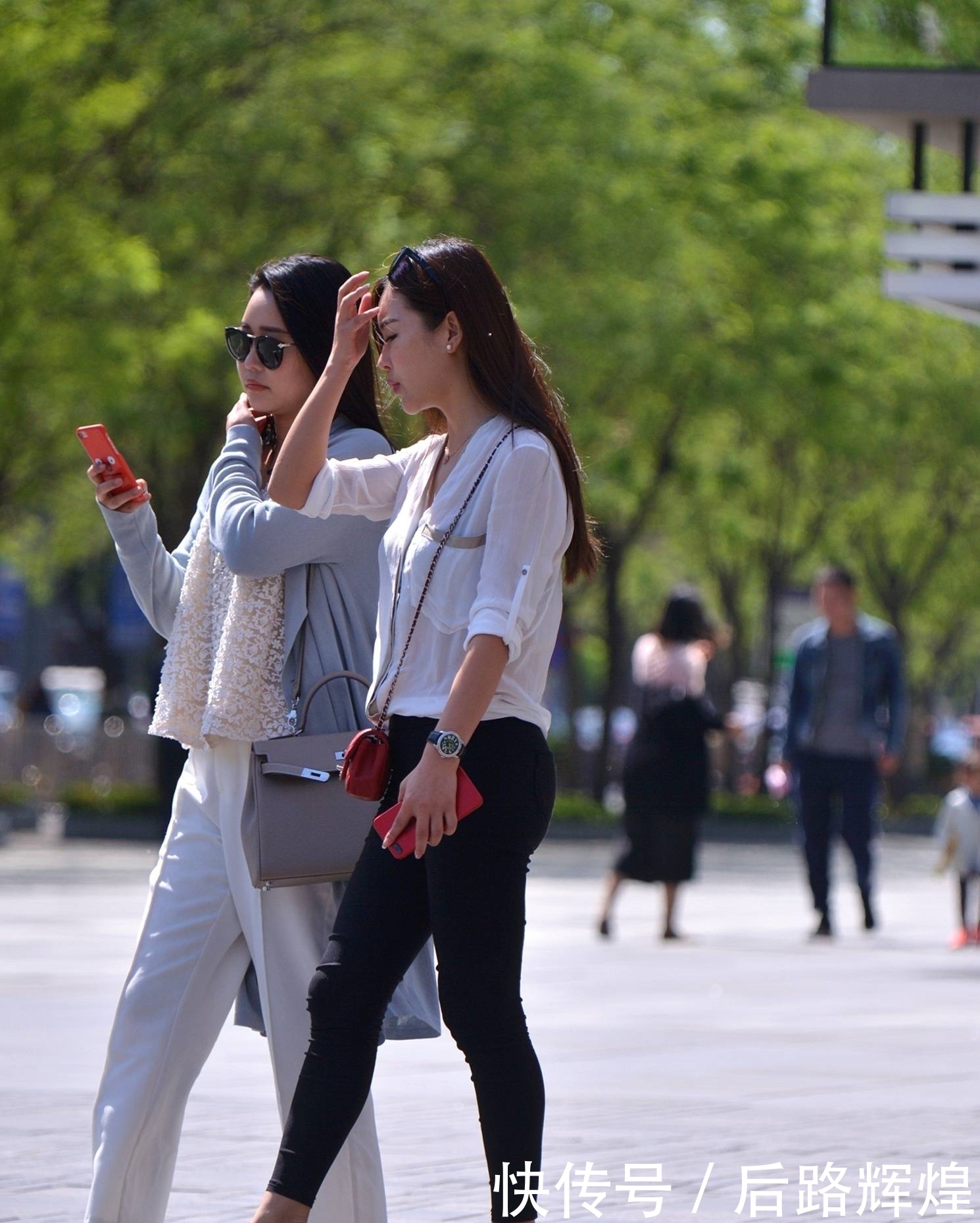 街拍:小姐姐淡粉色体恤搭配黑色牛仔短裤，甜美又迷人！