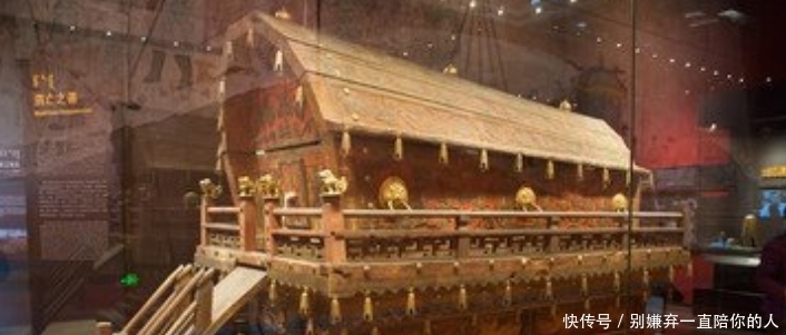  发现|内蒙发现神秘古墓，警察封锁现场，出土文物专家不敢触碰