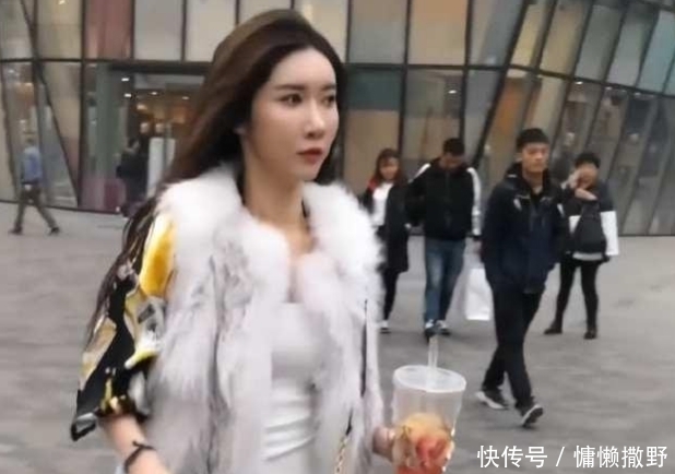 小姐姐|这样的时尚令人费解!“貂皮大衣”配超短裙,小姐姐是冷是热呢